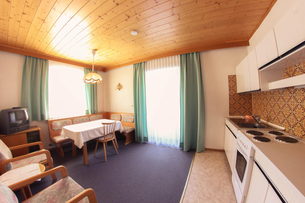 Pension Kroell Sankt Jakob in Defereggen Buitenkant foto