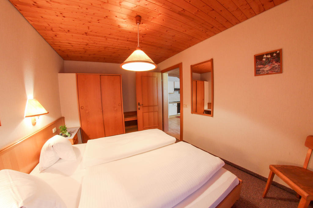 Pension Kroell Sankt Jakob in Defereggen Kamer foto