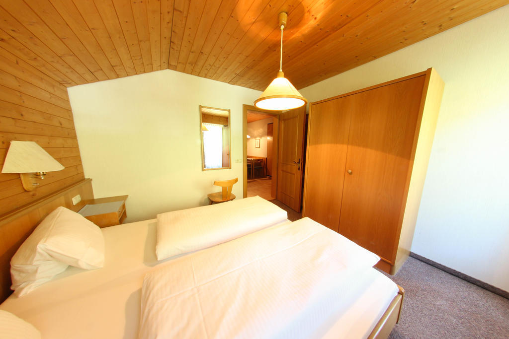 Pension Kroell Sankt Jakob in Defereggen Kamer foto